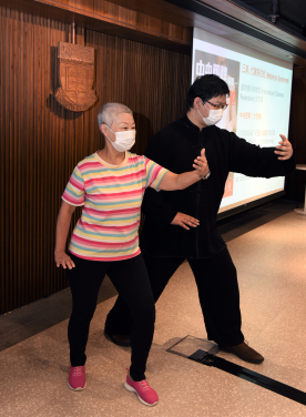 陳秀群女士和茹柏鴻先生示範太極運動。茹先生在研究中兼任太極導師。
 